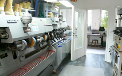 Blick in die Werkstatt auf die Schleifmaschinen